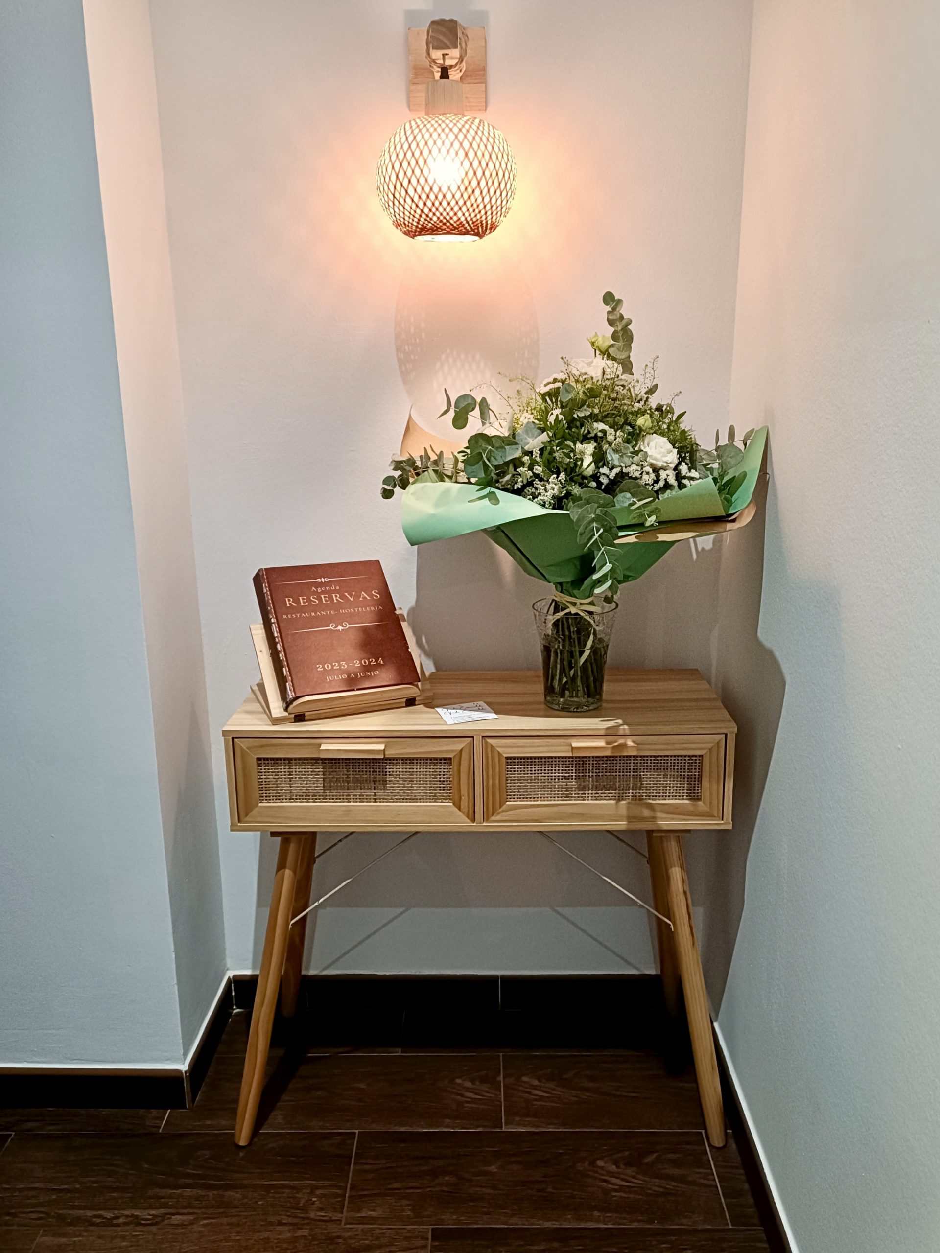 Tabla de quesos y aperitivos variados